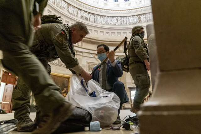 앤디 김(가운데) 미국 연방하원의원(뉴저지주)이  7일 워싱턴DC의 의사당에서 청소를 돕고 있다. /AP연합뉴스