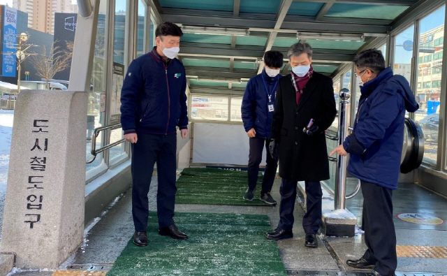 대전도시철도공사 김경철(사진 오른쪽에서 두번째)이 7일 새벽 유성온천역을 방문해 제설 현장을 점검하고 현장 직원들을 격려하고 있다. 사진제공=대전도시철도