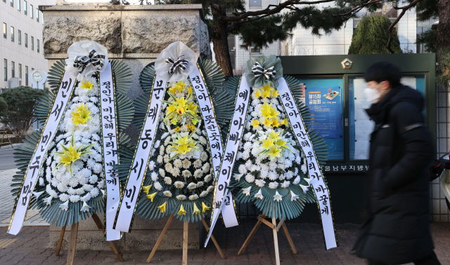 양부모의 학대로 숨진 정인 양을 애도하는 근조 화환이 6일 오전 서울 양천구 서울남부지법 앞에 놓여 있다. /연합뉴스