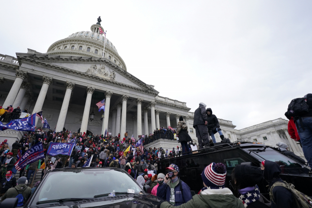 부정선거를 주장하는 친트럼프 시위대에 포위된 미국 의사당./AP 연합뉴스