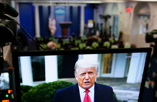 지난 6일(현지시간) 트럼프 미국 대통령이 연방 의회에 난입한 시위대를 향해 트위터에 올린 영상 메시지가 백악관 브리핑룸의 TV를 통해 방영되고 있다./AFP 연합뉴스