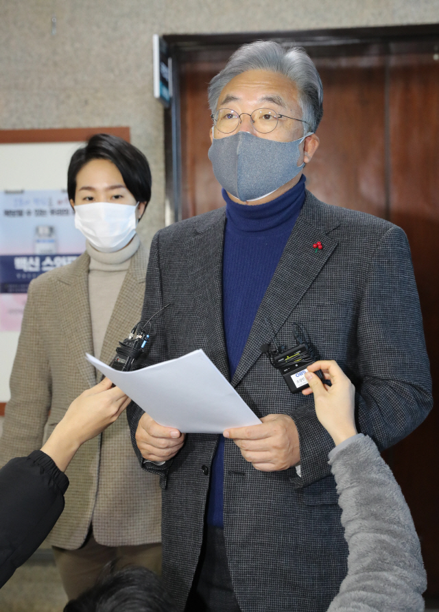 국민의힘 정진석 공천관리위원장이 8일 오전 서울 여의도 국회에서 공천관리위원회 회의 내용을 브리핑하고 있다. /권욱기자