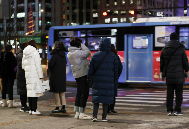 ◇강추위에 발목은 ‘휑’  강추위가 이어진 7일 저녁 서울 광화문사거리에서 시민들이 횡단보도를 건너기 위해 기다리고 있다. 짧은 바지가 유행인데 체온을 떨어뜨리다. 손발이 찬 사람이라면 동상을 부를 수도 있다. /연합뉴스