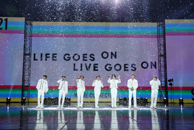 그룹 방탄소년단(BTS)이 새해 첫날 열린 빅히트 레이블즈의 합동 콘서트에서 마지막 곡으로 ‘Life Goes On’을 부르고 있다. /사진제공=빅히트 레이블즈