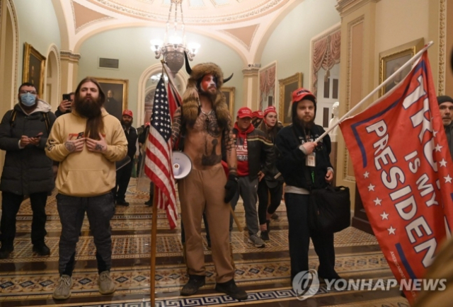 창을 움켜쥐고 의회 경찰과 대치하는 제이크 앤젤리[AFP=연합뉴스]