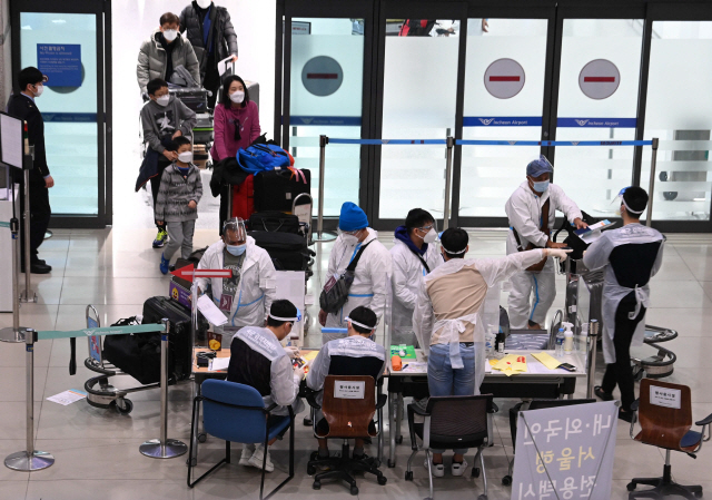 국내 모든 공항을 통해 입국하는 외국인에 대해 코로나19 유전자 증폭 검사인 PCR 검사 음성 확인서 제출이 의무화된 8일  인천국제공항에서 미국 로스앤젤레스발 비행기 등에서 내린 승객들이 검역 관계자들에게 서류를 보여주며 나오고 있다. /영종도=이호재기자