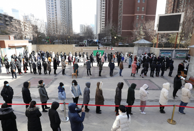 6일 중국 허베이성 성도 스자좡시 차오시구에서 주민들이 신종 코로나바이러스 감염증(코로나19) 핵산 검사를 하기 위해 줄지어 서 있다./연합뉴스