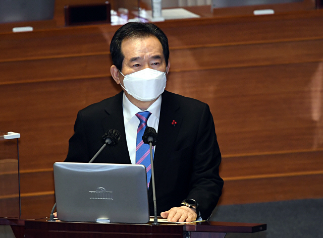 정세균 국무총리가 8일 오전 서울 여의도 국회 본회의장에서 열린 신종 코로나바이러스 감염증(코로나19) 방역 실태 및 백신 수급 현황 점검을 위한 긴급현안질문에 참석해 김성주 더불어민주당 의원 질의에 답변하고 있다. /연합뉴스