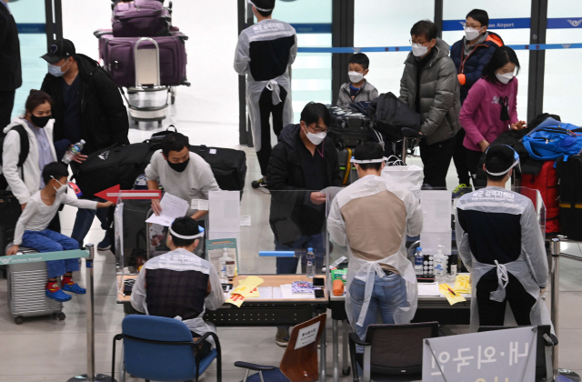 8일 오전 인천국제공항 입국장으로 미국(로스앤젤레스)과 베트남(하노이)발 비행기에서 내린 승객들이 검역관계자들에게 서류를 보여주며 나오고 있다. /영종도=이호재기자