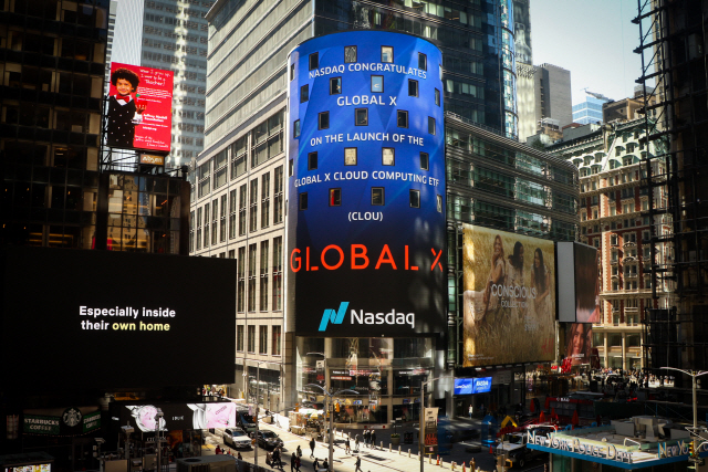 미국 뉴욕 나스닥 본사에 글로벌 X의 ‘글로벌 X 클라우드 컴퓨팅 상장지수펀드’ 상장을 축하하는 전광판이 노출되고 있다./사진제공=미래에셋자산운용