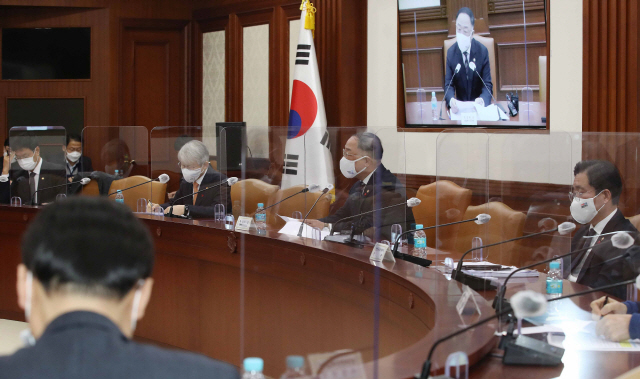 홍남기 경제부총리가 8일 서울 종로구 정부서울청사 영상회의실에서 ‘제2차 혁신성장 BIG3 추진회의’를 주재하고 있다./오승현기자