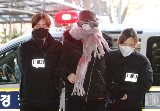 집행유예 기간 중 또 마약 투약 혐의로 경찰 수사를 받은 남양유업 창업주 외손녀 황하나 씨가 지난 7일 서울 마포구 서울서부지법에서 영장실질심사를 받기 위해 출석하고 있다. 황씨는 증거인멸 우려 등으로 구속됐다./연합뉴스