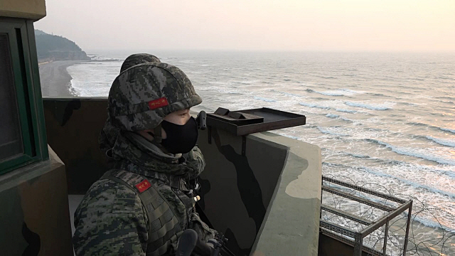 국방부가 2021년 새해 첫 날을 맞이하여 해병대 6여단 백령도 부대원들이 경계 근무를 서는 모습을 공개했다. /연합뉴스