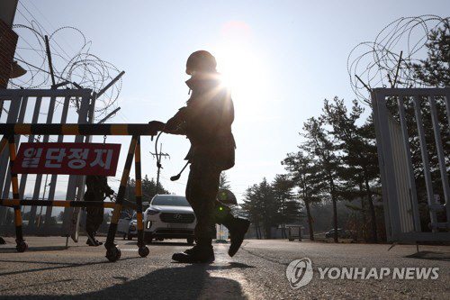 지난달 한 육군 신병교육대에서 위병소 장병이 바리케이드를 옮기고 있다. /연합뉴스