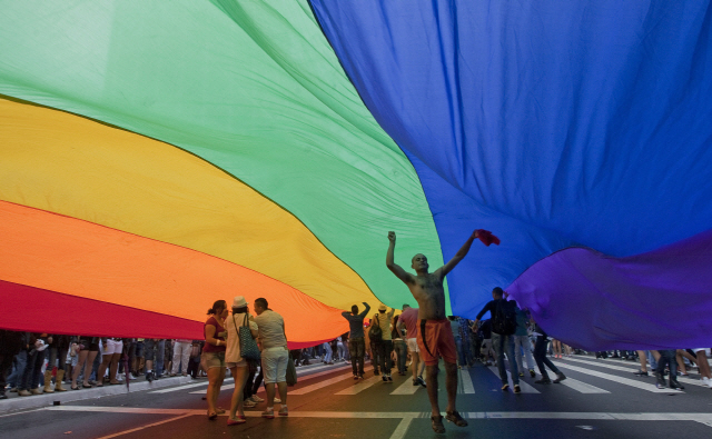 브라질의 상파울루에서 세계 최대규모의 동성애자 축제인 ‘파라다 게이’ 참석자들이 무지개색 기를 펼쳐들고 시내 중심가를 행진하고 있다. /AP연합뉴스