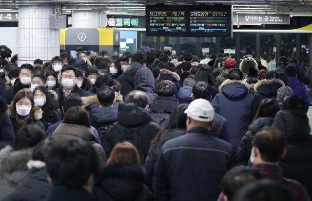 밤사이 내린 폭설이 내린 지난 7일 오전 서울 사당역에서 시민들이 환승을 위해 이동하고 있다./연합뉴스