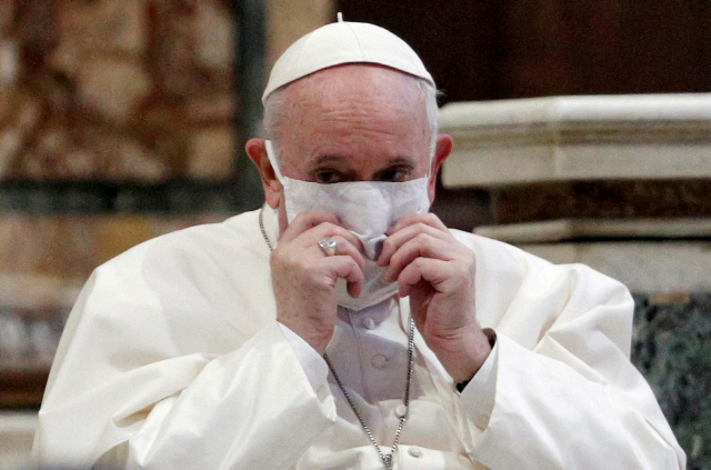 마스크를 쓰고 있는 프란치스코 교황. 9일(현지시간) 현지 언론에 따르면 교황은 한 인터뷰에서 코로나19 백신을 접종한다고 밝혔다./로이터연합뉴스
