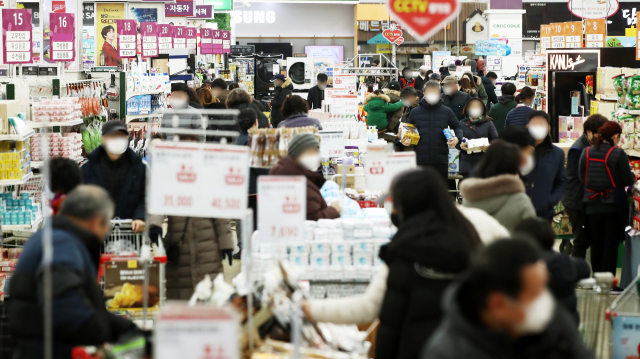 10일 서울 시내 한 대형마트가 장을 보러 나온 시민들로 붐비고 있다. 한파, 신종코로나바이러스감염증(코로나19) 장기화 등의 여파로 채소·과일 등 신선식품을 비롯한 생활물가가 크게 오르고 있다. /연합뉴스