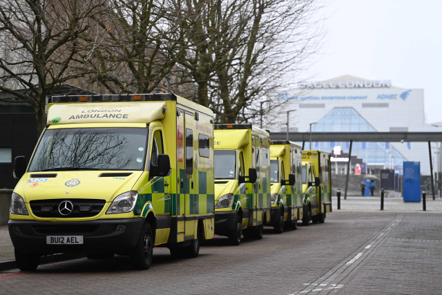 A general view shows ambulances outside the ExCeL London, the site of the London Nightingale Hospital, in London on January 10, 2021 and one of the seven mass Covid-19 vaccination hubs opening around the country from next week. - Every adult in Britain will have been offered a coronavirus vaccination by the autumn, Health Secretary Matt Hancock said on January 10, in the UK‘s biggest ever inoculation campaign. ExCeL London will host one of seven mass vaccination hubs opening around the country from next week. (Photo by DANIEL LEAL-OLIVAS / AFP)        <저작권자(c) 연합뉴스, 무단 전재-재배포 금지>