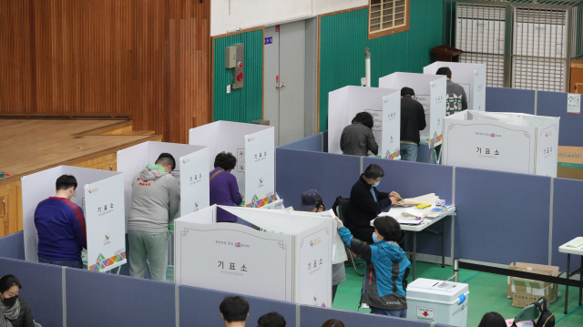 제21대 국회의원 선거일인 지난해 4월 15일 오후 서울 송파구 잠전초등학교에 설치된 투표소에서 유권자들이 투표를 하고 있다. /연합뉴스