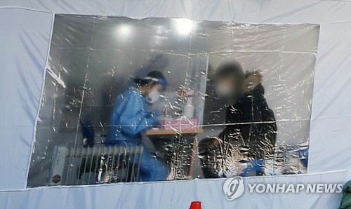 방한 텐트에서 코로나19 검사 /사진=연합뉴스