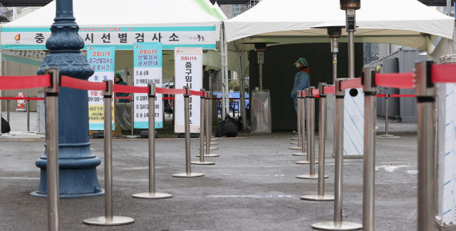 연일 강추위가 이어지고 있는 11일 서울역 광장에 마련된 코로나19 임시 선별검사소가 비교적 한산하다./연합뉴스