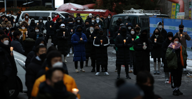 10일 오후 서울 영등포구 여의도 더불어민주당사 앞에서 대한피트니스경영자협회와 헬스클럽관장연합회 회원들이 신종 코로나바이러스 감염증(코로나19) 관련 실내체육시설에 대한 형평성 있는 집합금지 조치 완화를 촉구하며 촛불 시위를 하고 있다. /연합뉴스