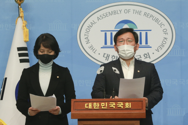 국회 행정안전위원회 소속 김형동(오른쪽), 이영 국민의힘 의원이 11일 국회 소통관에서 중앙선관위의 TBS교통방송 사전선거운동 혐의 자체종결 처리와 관련해 “선관위가 적극적으로 조사해야한다”고 주장하고 있다. /권욱기자