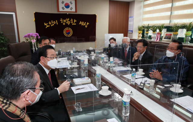 주호영 국민의힘 원내대표가 11일 오전 서울 용산구 대한노인회 중앙회를 예방해 발언하고 있다./국회사진기자단 2021.01.11