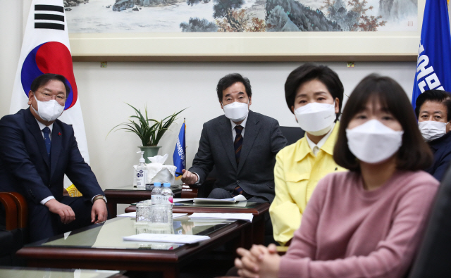 더불어민주당의 이낙연 대표, 김태년 원내대표와 최고위원들이 11일 국회에서 문재인 대통령의 ‘2021년 신년사’ 방송을 시청하고 있다. /권욱 기자