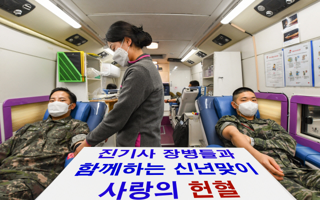 11일 경남 창원시 진해구 해군 진해기지사령부에서 장병이 헌혈을 하고 있다. 12일까지 이어지는 이번 ‘사랑의 헌혈’ 행사는 대한적십자사의 헌혈 이동 버스 4대를 지원받아 장병과 군무원의 자발적 참여로 진행될 예정이다. /사진 제공=해군