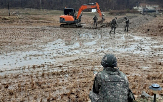 지난해 11월 19일 경기도 양평군의 한 마을 논에 육군 양평종합훈련장에서 발사한 유도무기 ‘현궁’ 1발이 떨어져 군부대원들이 현장을 수습하고 있다.      /연합뉴스