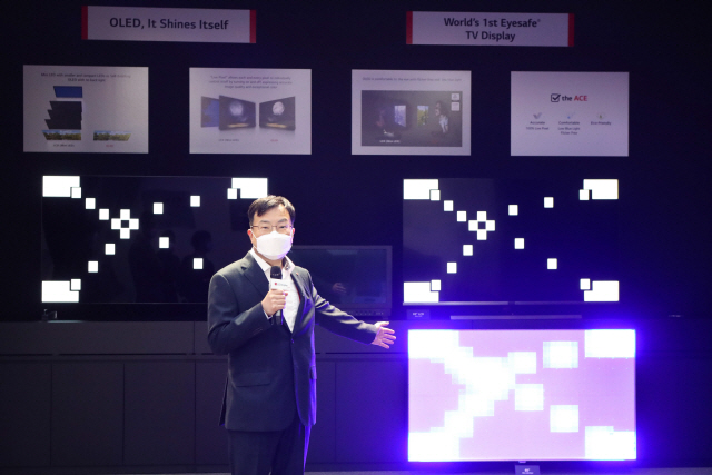 [CES 2021]LGD, ’20 % 발광 효율 ‘OLED TV 최초 공개