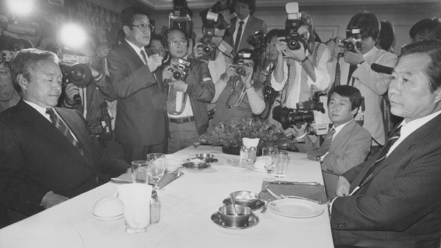 1987년 13대 대통령 선거를 앞두고 김대중(오른쪽)과 김영삼(왼쪽)은 그해 가을부터 야당 후보 단일화 협상을 벌였으나 끝내 동시 출마했다. /연합뉴스