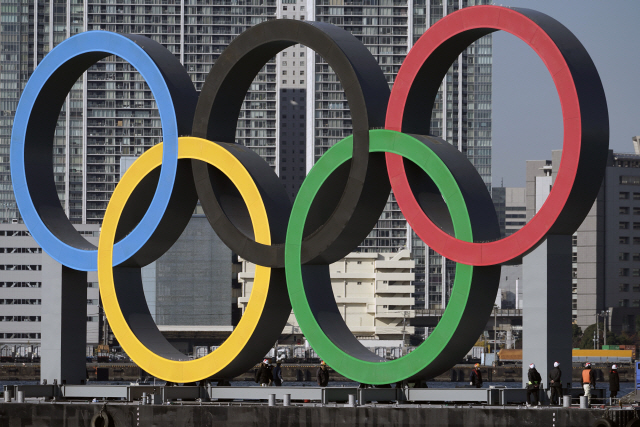 일본 도쿄에 설치된 올림픽 오륜기./AP연합뉴스