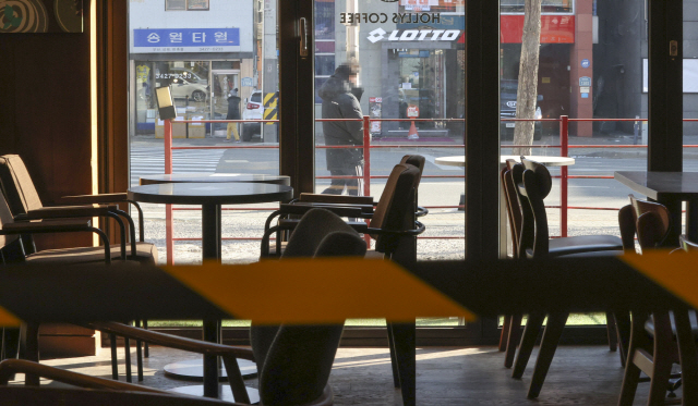 지난 5일 서울 시내 한 커피전문점에서 좌석 이용이 금지되고 있다. /연합뉴스
