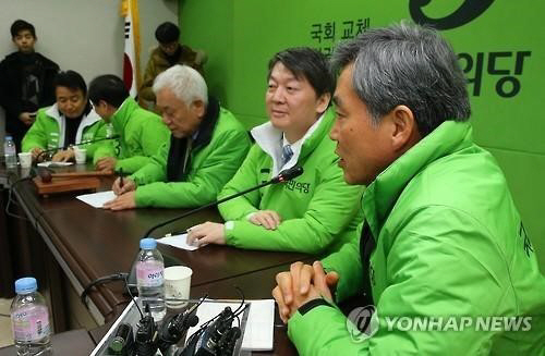 2016년 2월 당시 이상돈 국민의당 공동선대위원장이 서울 마포당사에서 열린 선거대책위원회 회의에서 발언하고 있다. /연합뉴스