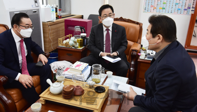 주호영 원내대표가 12일 서울 여의도 국회에서 열린 국민의힘 화상원내대책회의에 앞서 이종배 정책위의장, 정양석 사무총장과 대화를 나누고 있다./권욱기자 2021.01.12