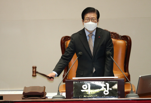 박병석 국회의장이 지난 8일 오전 국회 본회의에서 개의를 선언하는 의사봉을 두드리고 있다. /연합뉴스
