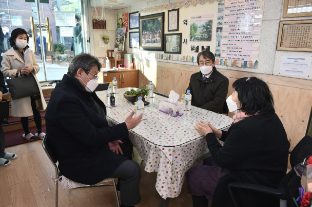 부산시가 더욱 강화된 아동학대 대응 및 공공 아동보호 시책을 추진하는 가운데 12일 변성완(왼쪽) 부산시장 권한대행이 아동 67명이 생활하는 아동복지시설 애아원을 찾아 종사자들로부터 건의사항을 듣고 있다./사진제공=부산시