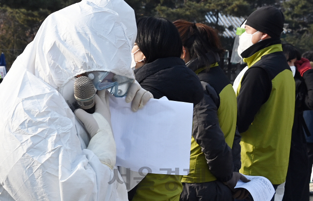 전국보건의료산업노동조합 소속 코로나19 전담병원 간호사가 12일 오전 청와대 분수대 앞에서 기자회견을 열고 전담병원의 보건의료 인력 소진과 이탈을 호소한 뒤 눈물을 흘리고 있다./오승현기자 2021.01.12