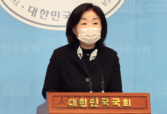 심상정 정의당 의원이 12일 오전 국회 소통관에서 주거급여 수혜 대상자 확대를 위한 주거급여법 일부 개정법률안 발의 기자회견을 하고 있다./권욱기자 2021.01.12