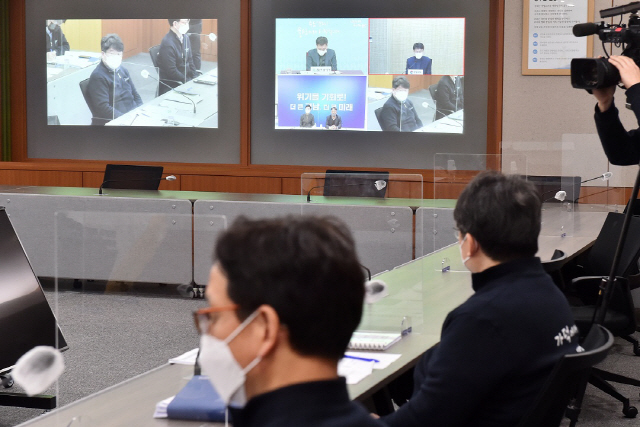 12일 오전 10시30분 부산과 울산, 경남 공동으로 구성된 행정지원 TF인 ‘가덕신공항 부울경 추진단’이 첫 공식회의를 하고 있다./사진제공=부산시