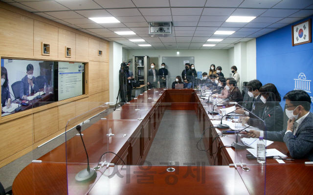 더불어민주당 이낙연 대표가 12일 국회 의원회관에서 열린 코로나치료제 개발현황 점검간담회에서 발언하고 있다./권욱기자 2021.01.12