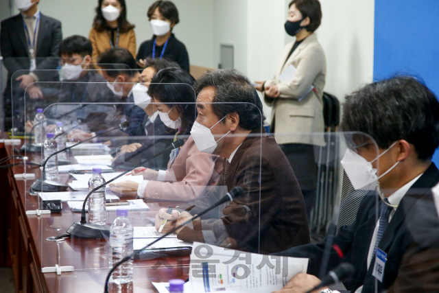 더불어민주당 이낙연 대표가 12일 국회 의원회관에서 열린 코로나치료제 개발현황 점검간담회에서 발언하고 있다./권욱기자 2021.01.12