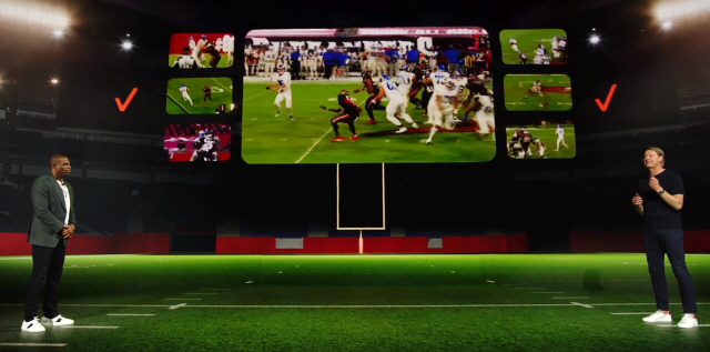 한스 베스트베리(오른쪽) 버라이즌 CEO가 11일(현지 시간) 온라인으로 열린 CES에서 NFL 경기 장면을 최대 7개 카메라로 잡아 생중계하는 기술을 소개하고 있다. /연합뉴스