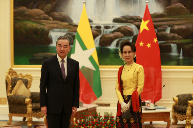 [사진] 동남아 순방 나선 中 왕이, 미얀마서 수지 만나