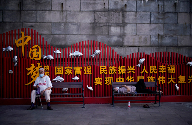 지난해 9월 중국 후베이성 우한에 마스크를 한 시민들이 벤치에 앉아 있다. /로이터연합뉴스