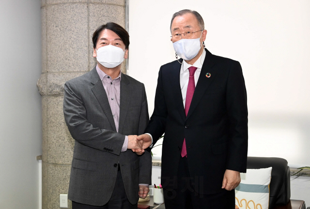 안철수 국민의당 대표와 반기문 전 UN 사무총장이 12일 서울 종로구 '보다나은미래를위한 반기문재단'에서 만나 악수를 하고 있다. 안 대표는 오는 4월 서울시장 보궐선거 출마 선언 이후 연일 사회 원로들을 만나고 있는 가운데 김동길 연세대 명예교수에 이어 두 번째 공식 일정이다./권욱기자 2021.01.12