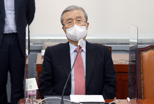 김종인 국민의힘 비상대책위원장이 12일 서울 여의도 국회에서 열린 온택트 정책워크숍에 참석하고 있다./ 권욱 기자